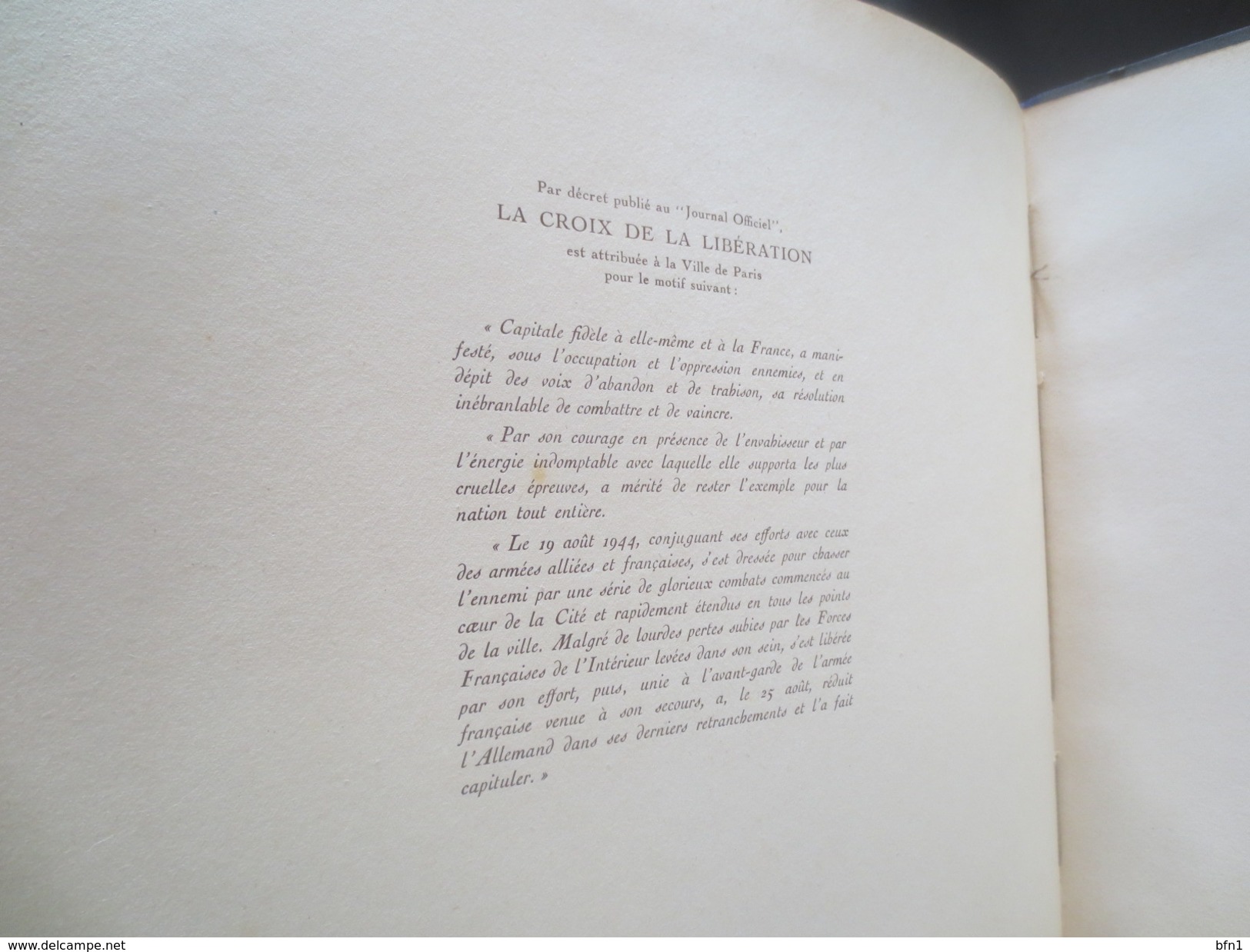 UN MICRO DANS LA BATAILLE DE PARIS 20-26 AOÛT 1944.  Édition d'avril 1945 comprenant 4 disques 78 tours - VOIR PHOTOS