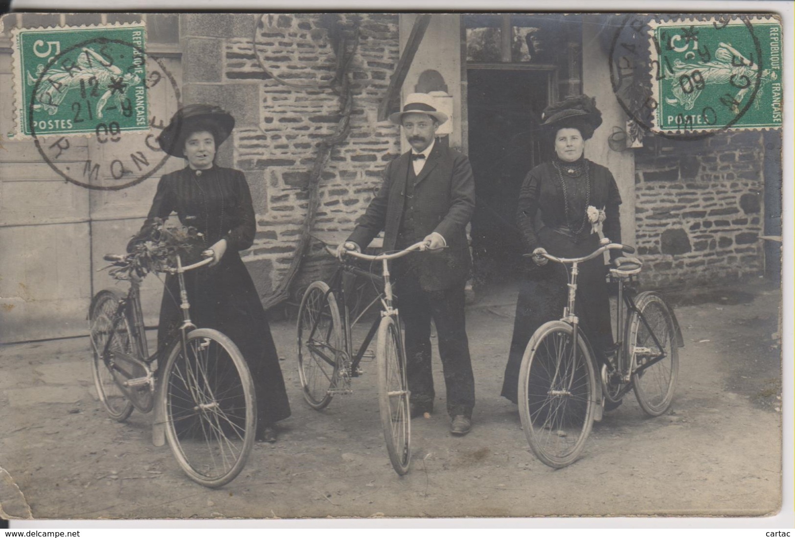 D35 - COMBOURG ?? - CARTE PHOTO - FAMILLE SAVOURE  DE COMBOURG - Combourg