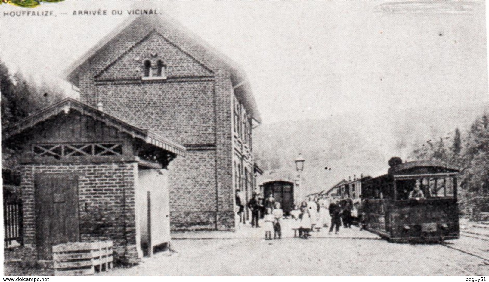 Houffalize.  Gare . Arrivée Du Tram Vicinal. Blason De Belgique En Relief - Houffalize