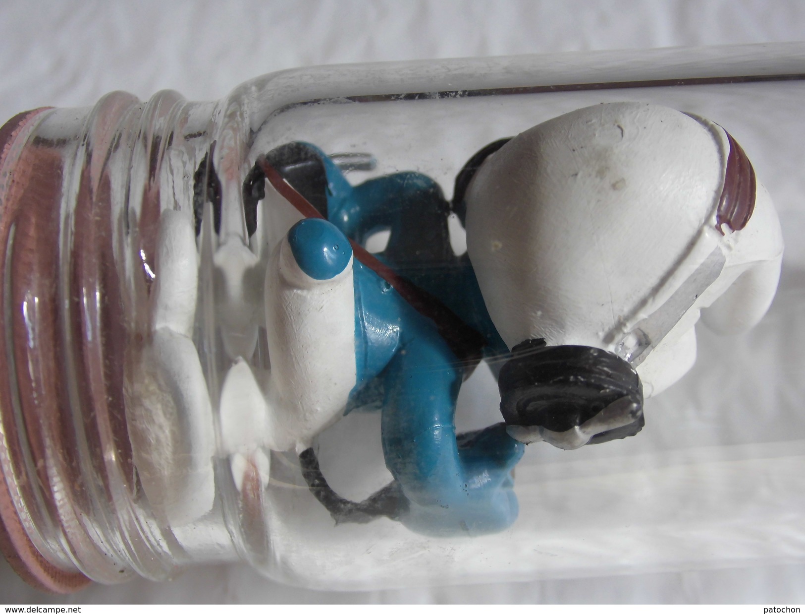 Schtroumpf Reporter Journaliste Sous Tube En Verre Avec Bouchon Bakélite. 1982 Je Crois Vintage. - Smurfs