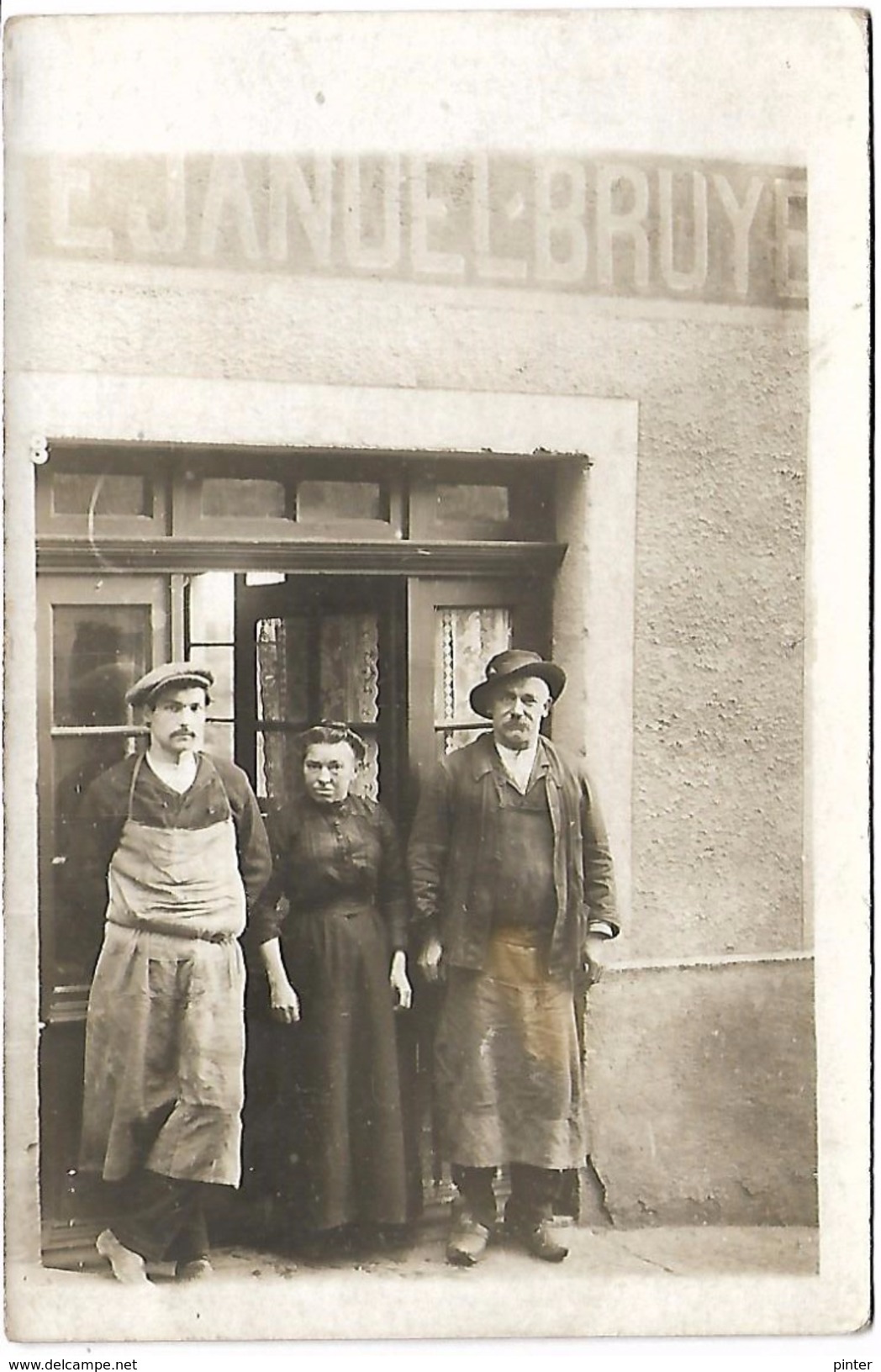 Personnes Devant Une Devanture De MAGASIN - CARTE PHOTO Non Située - Magasins