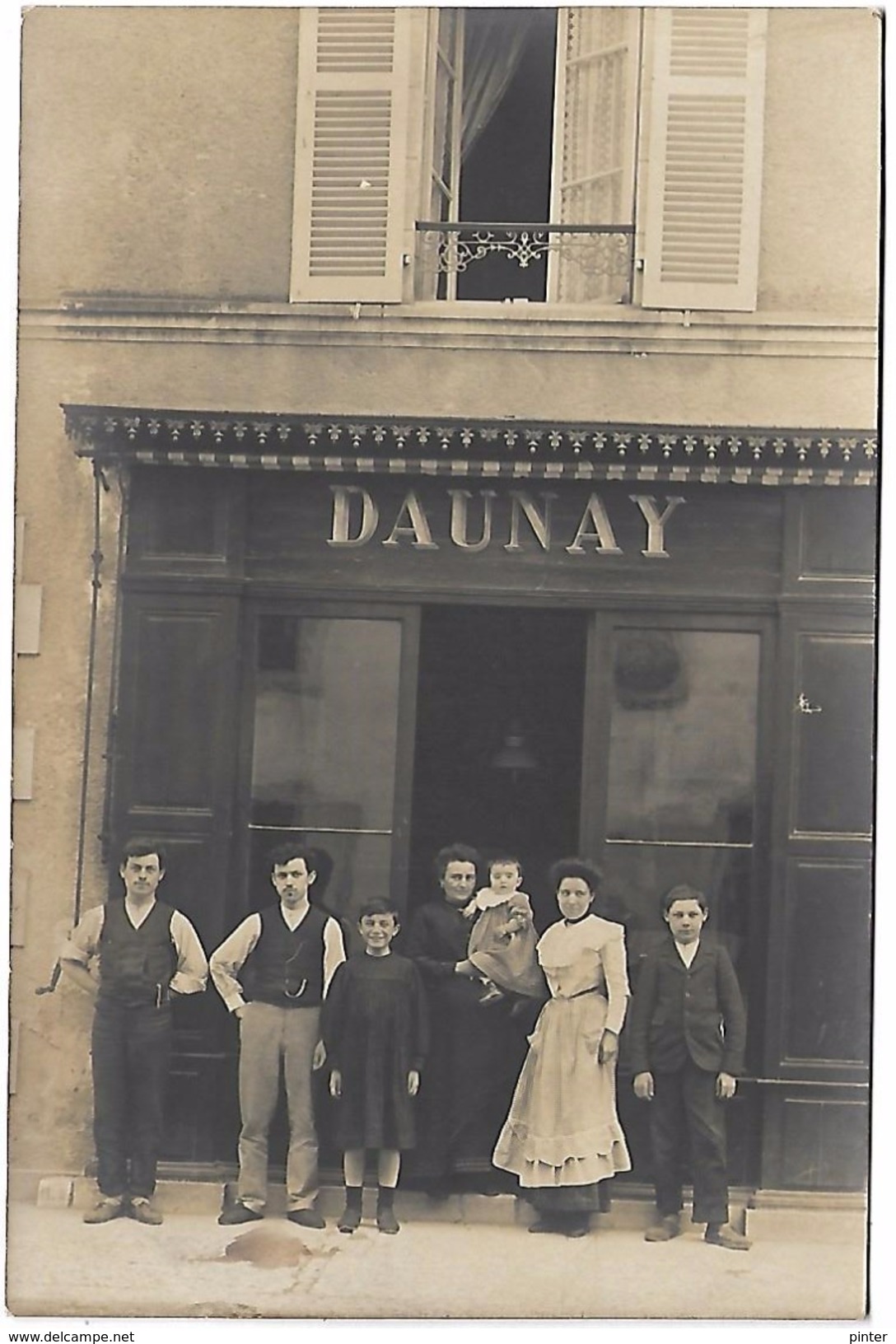 Personnes Devant Une Devanture De MAGASIN - CARTE PHOTO Non Située - Magasins