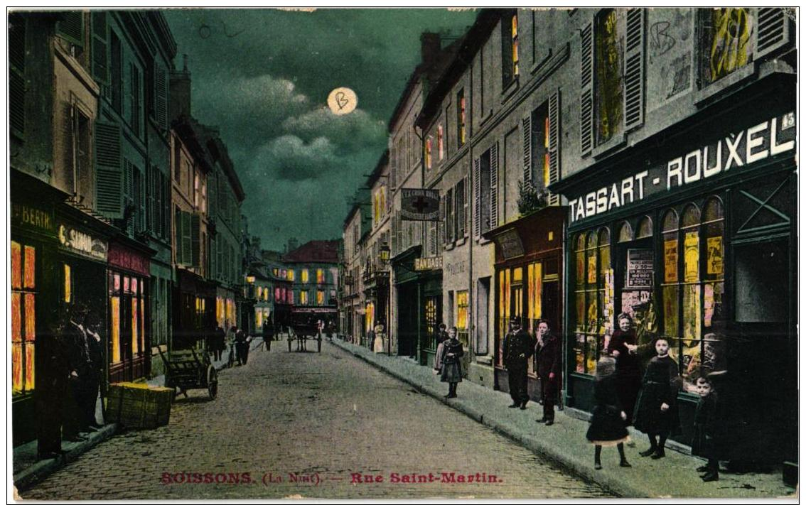 SOISSONS RUE SAINT MARTIN (LA NUIT) A VOIR !!! ,MAGASIN TASSART ROUXEL,BELLE ANIMATION !!CROIX ROUGE !! REF 51589 - Soissons