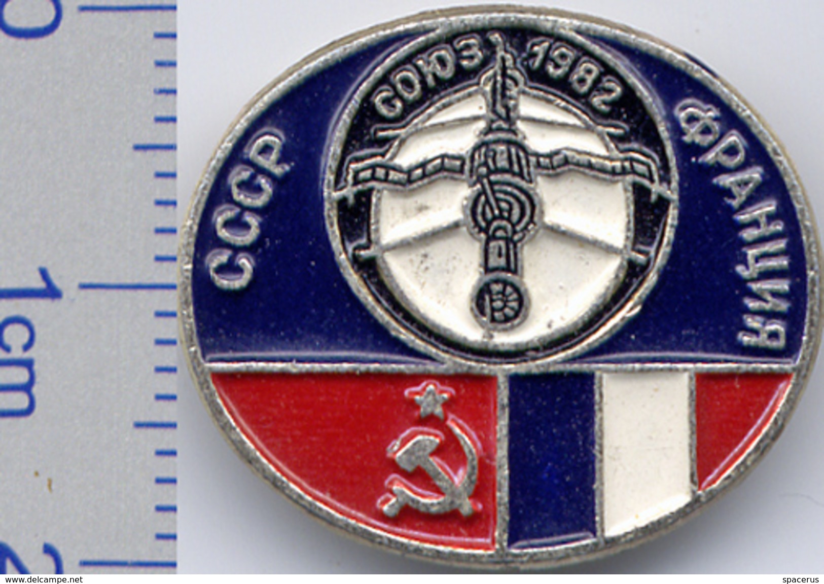 104 Space Soviet Russia Pin. INTERKOSMOS USSR-France 1982 - Space
