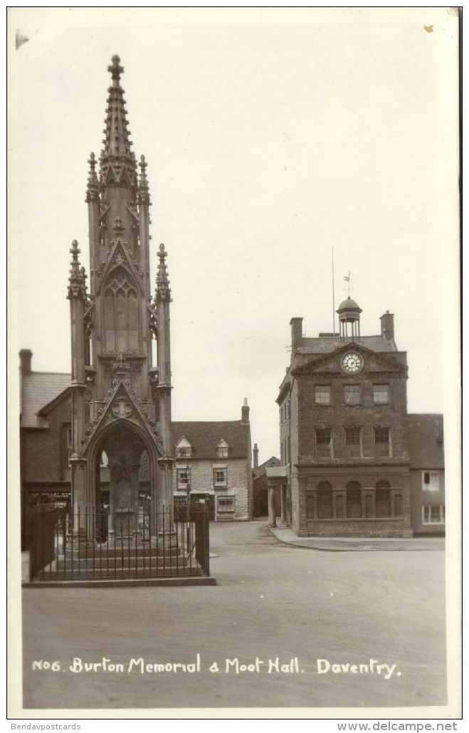 Northamptonshire, DAVENTRY, Burton Memorial &amp; Moot Hall (1930s) RPPC - Northamptonshire