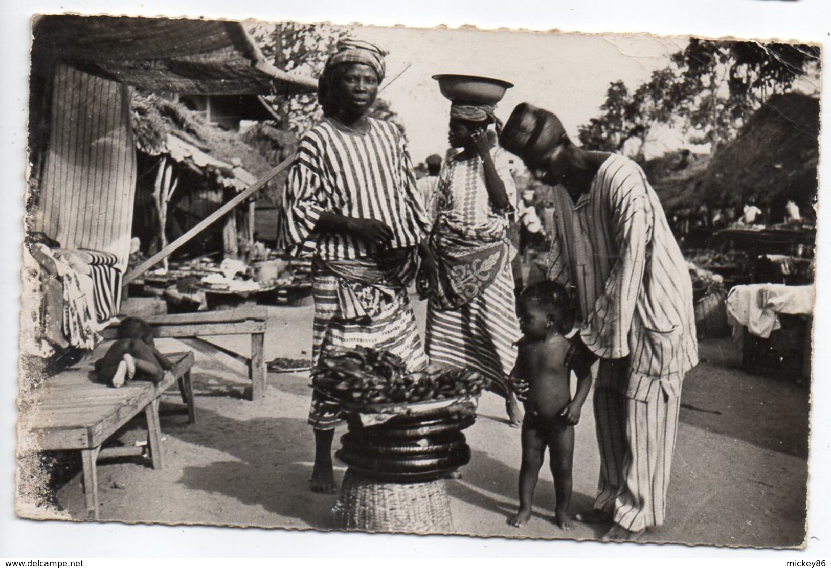 A.O.F --- Au Marché (très Animée) ,cpsm 14 X 9 N°1770  éd Robel (Hoa-Qui) - Mercados