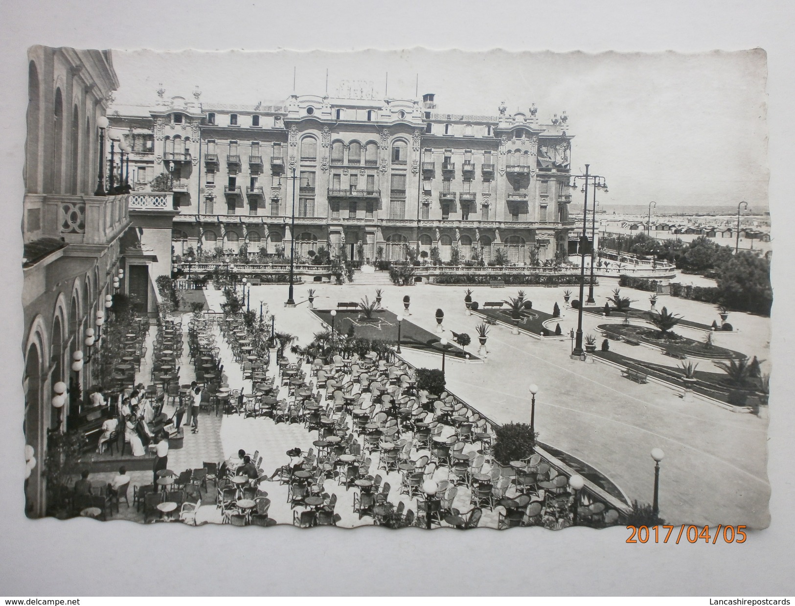 Postcard Rimini Grande Albergo E Terrazze Casino Municipale Italy Animated People & Musicians My Ref B11059 - Rimini