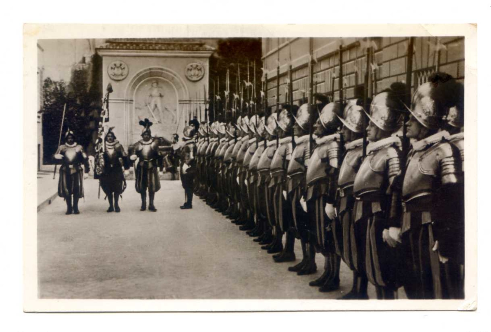 528 - VATICAN - GARDE SUISSE - GARDES EN GRANDE TENUE AVEC LEUR DRAPEAU DANS LA COUR DU QUARTIER - Vaticano (Ciudad Del)