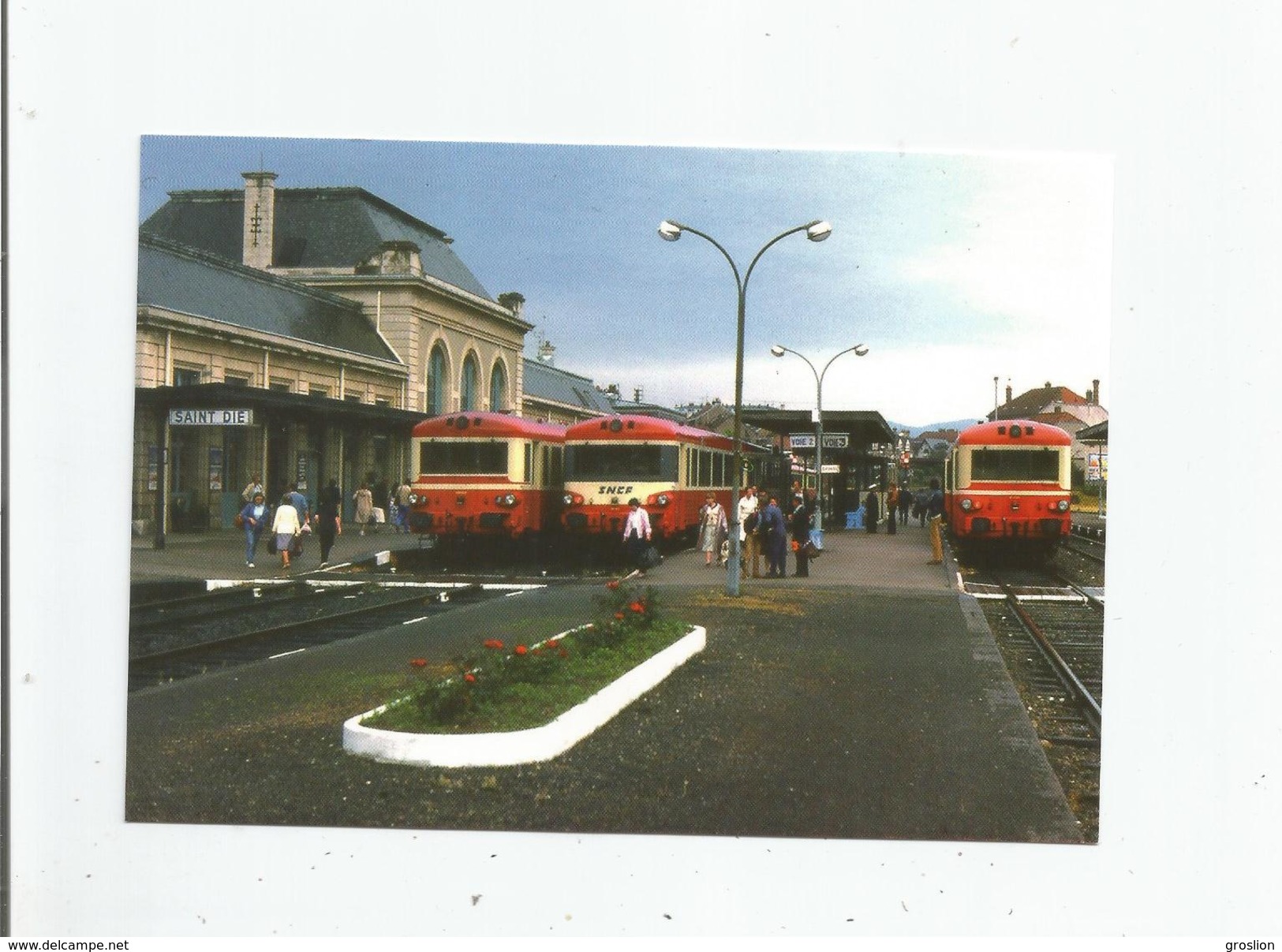 SAINT DIE (88) 235 LIGNE DE LUNEVILLE A SELESTAT. 3 AUTORAILS CARAVELLE STATIONNENT EN GARE 1981 - Saint Die