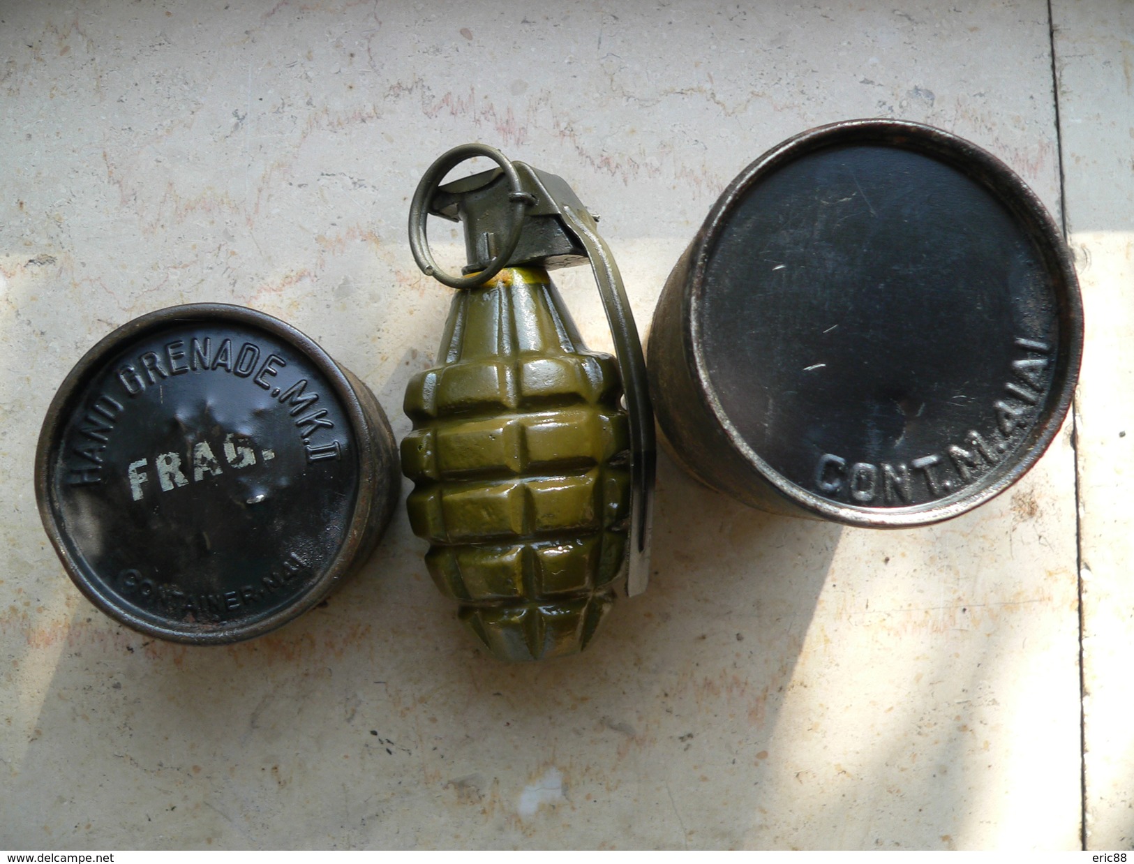 Grenade US Mk2 Ww2 Neutralisée Et Son Container Ww2 - Armes Neutralisées