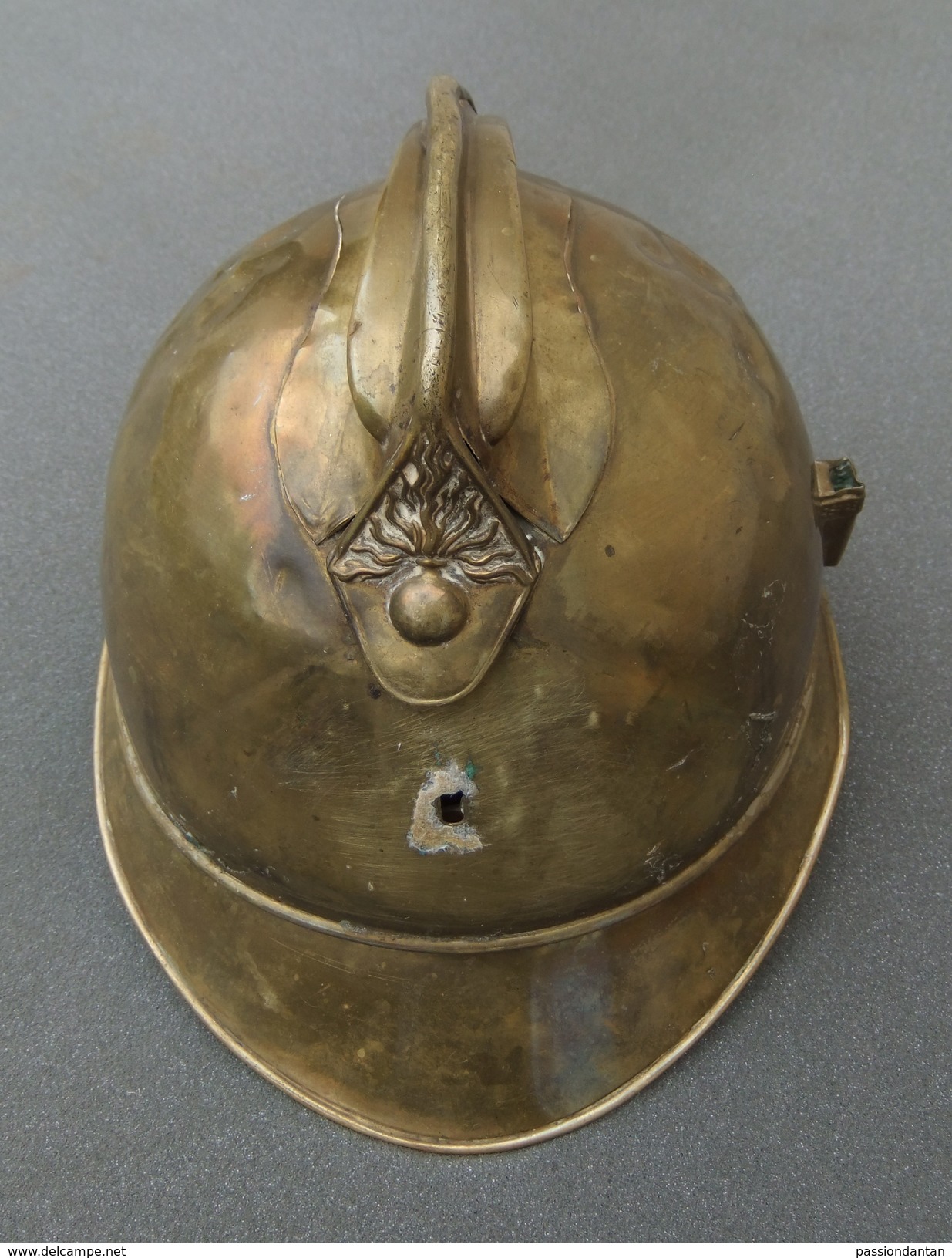 Casque De Pompier En Laiton Ancien De La Commune De Néris Dans Le Département De L'Allier - Copricapi