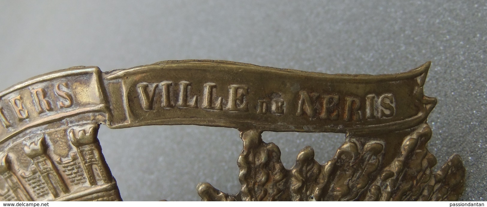 Casque de pompier en laiton ancien de la commune de Néris dans le département de l'Allier