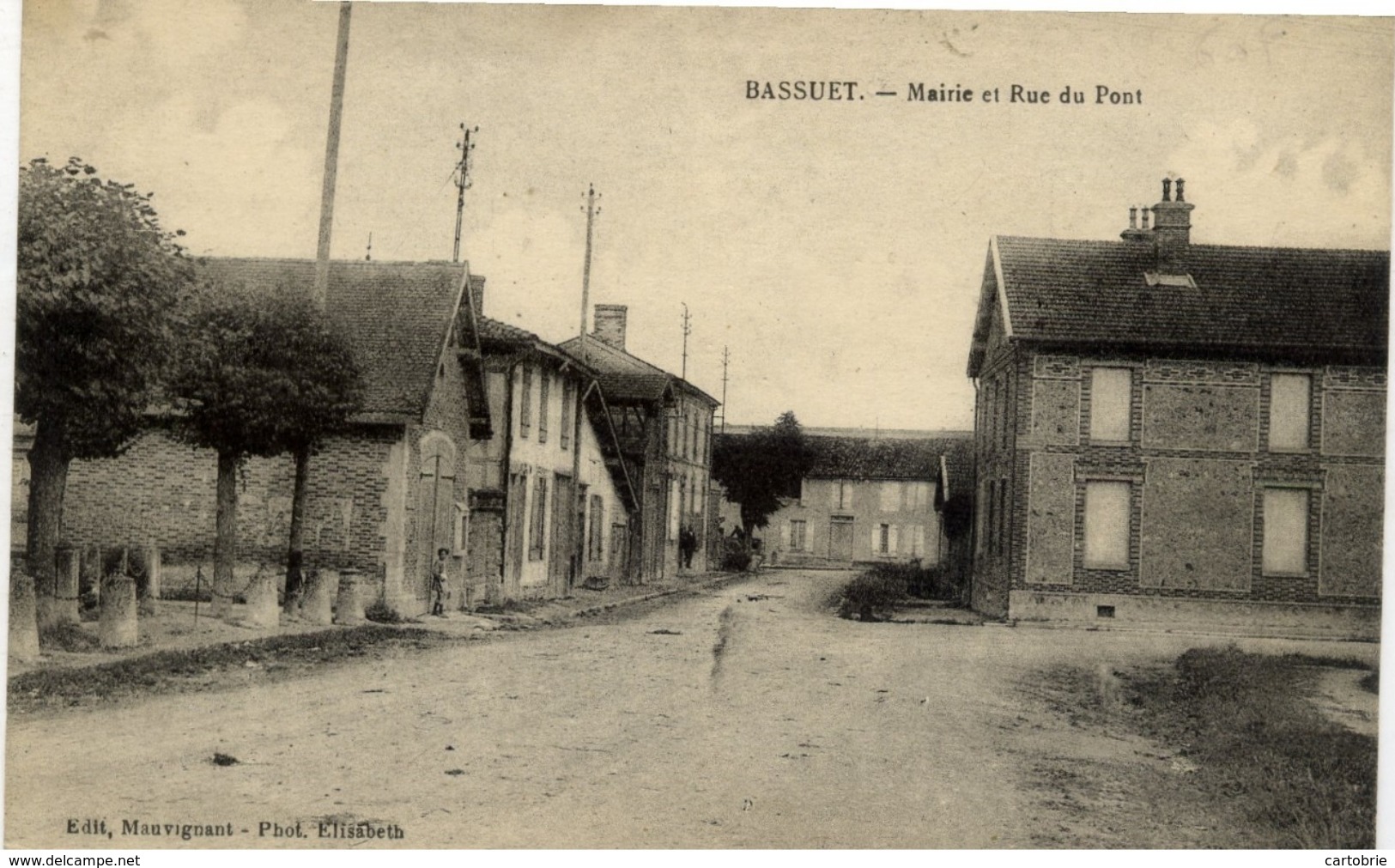 51 BASSUET - Mairie Et Rue Du Pont - Autres & Non Classés