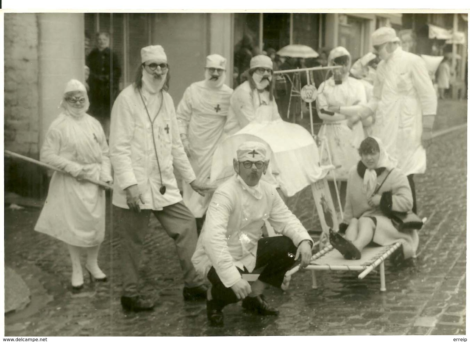 Le corps medicale en folie groupe de Visé carnaval 1966 Souxhon Aywaille Visé 7 photos +article journal