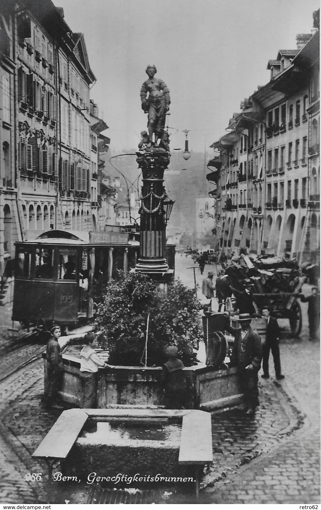 BERN &rarr; Tram Beim Gerechtigkeitsbrunnen Und Fuhrwerk Mit Holz Geladen, Ca.1910 - Bern