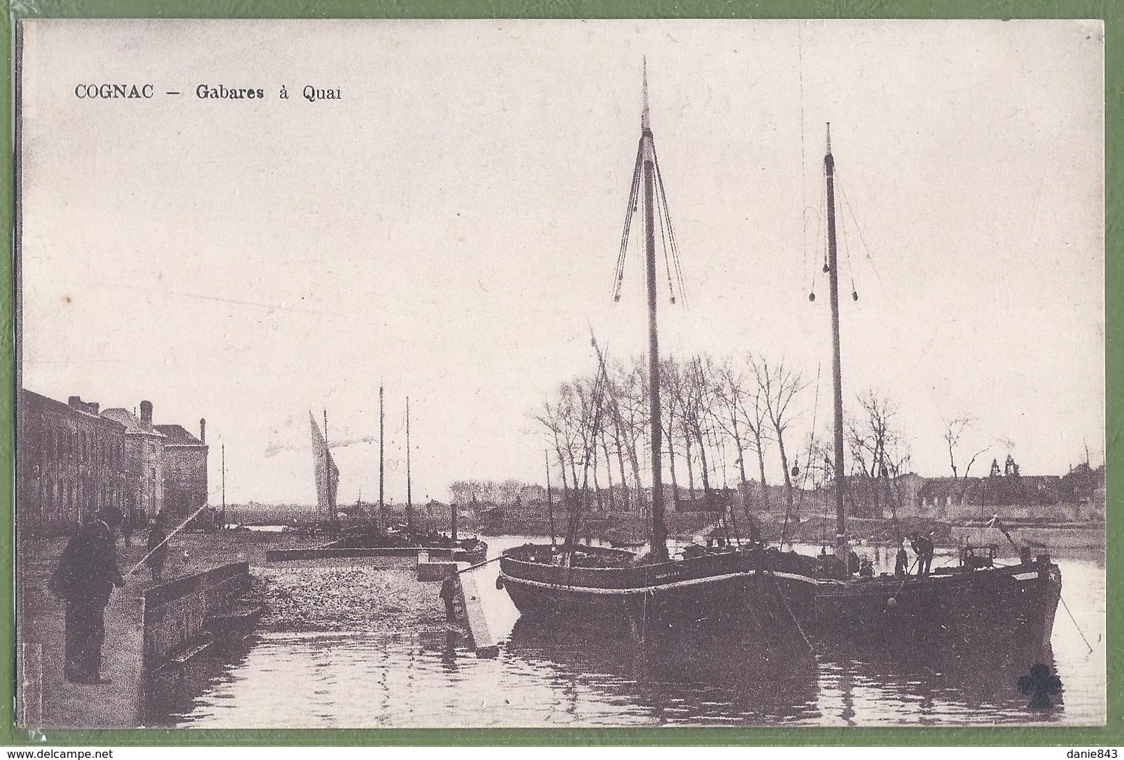 CPA - CHARENTE - COGNAC -  GABARES A QUAI - Animation, Pêcheur - Ch. Collas & Cie - Cognac