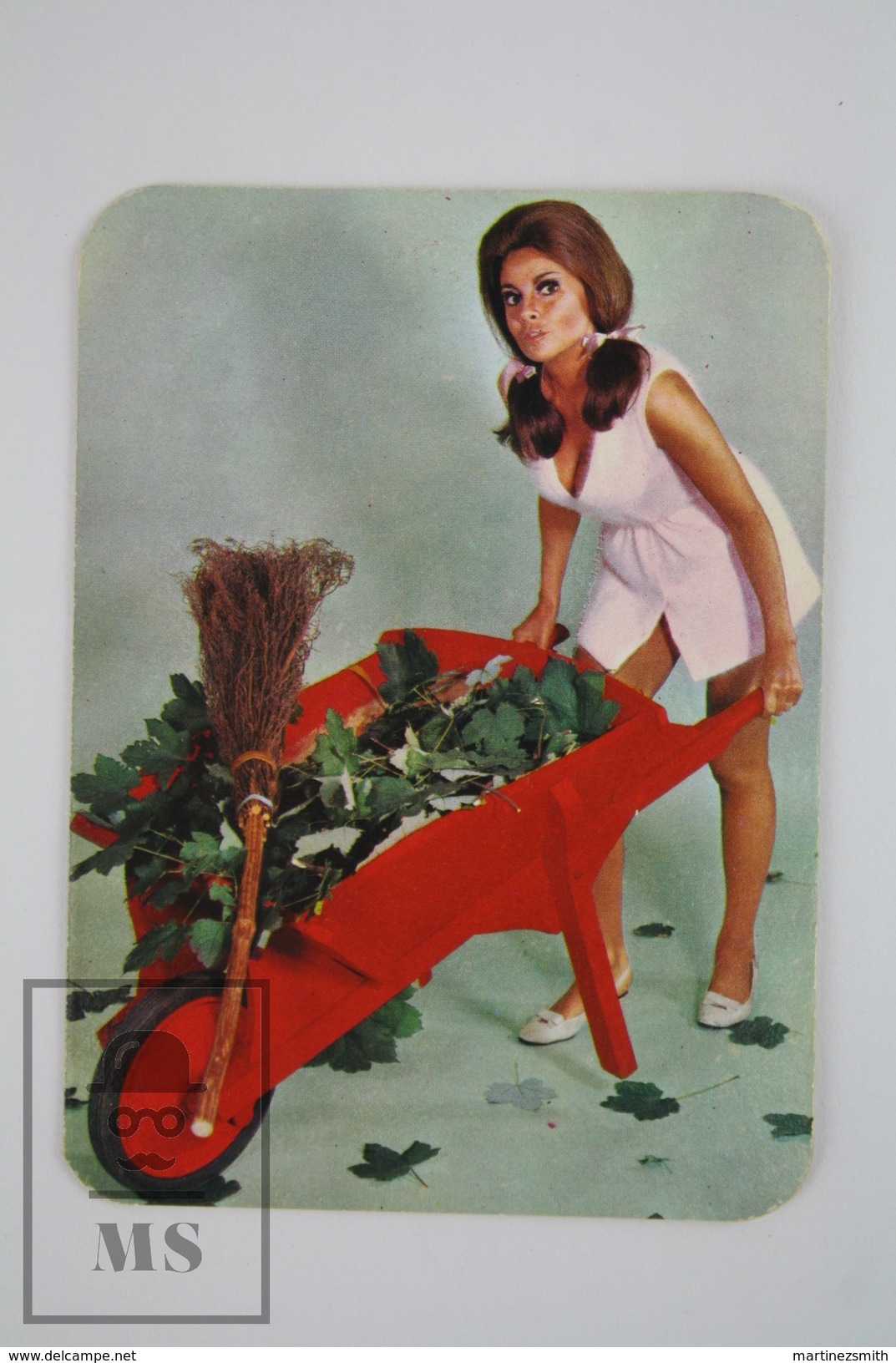 1970 Small/ Pocket Calendar - Sexy Dress Peasant Girl With WheelBarrow - Tamaño Pequeño : 1961-70