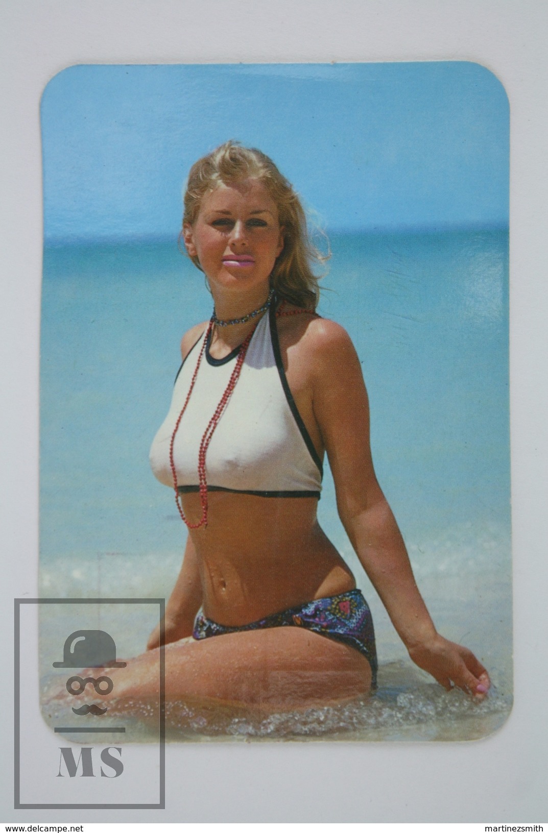 1976 Small/ Pocket Calendar - Sexy Blonde Girl In Bath Suit - Tamaño Pequeño : 1961-70