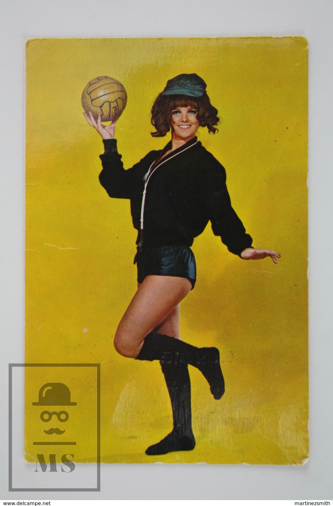 1970 Small/ Pocket Calendar - Sexy Brunette Vintage Girl With Football Ball In Hand - Tamaño Pequeño : 1961-70