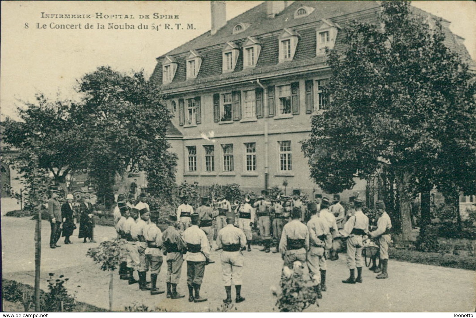 AK Speyer, Infirmerie-Hopital De Spire, Le Concert De La Nouba Du 64e R. T. M., Um 1925, Papierabschürfung Mittig (7990) - Speyer