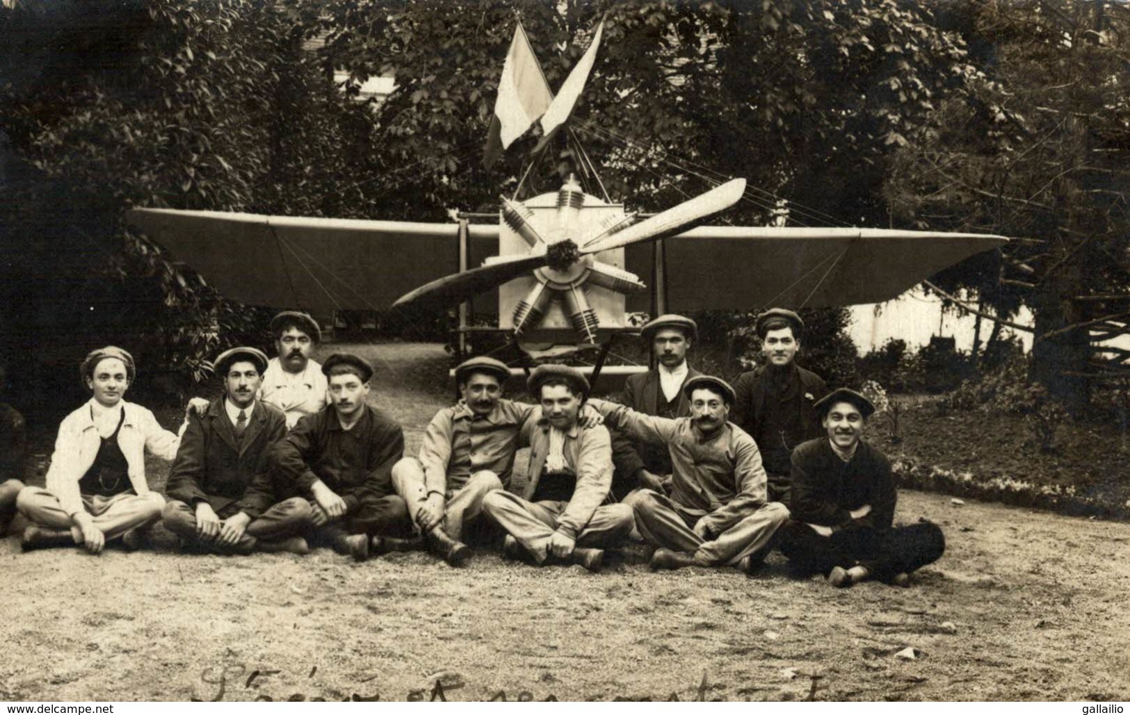 RARE CARTE PHOTO LES CONSTRUCTEURS DE L'AERO - Autres & Non Classés