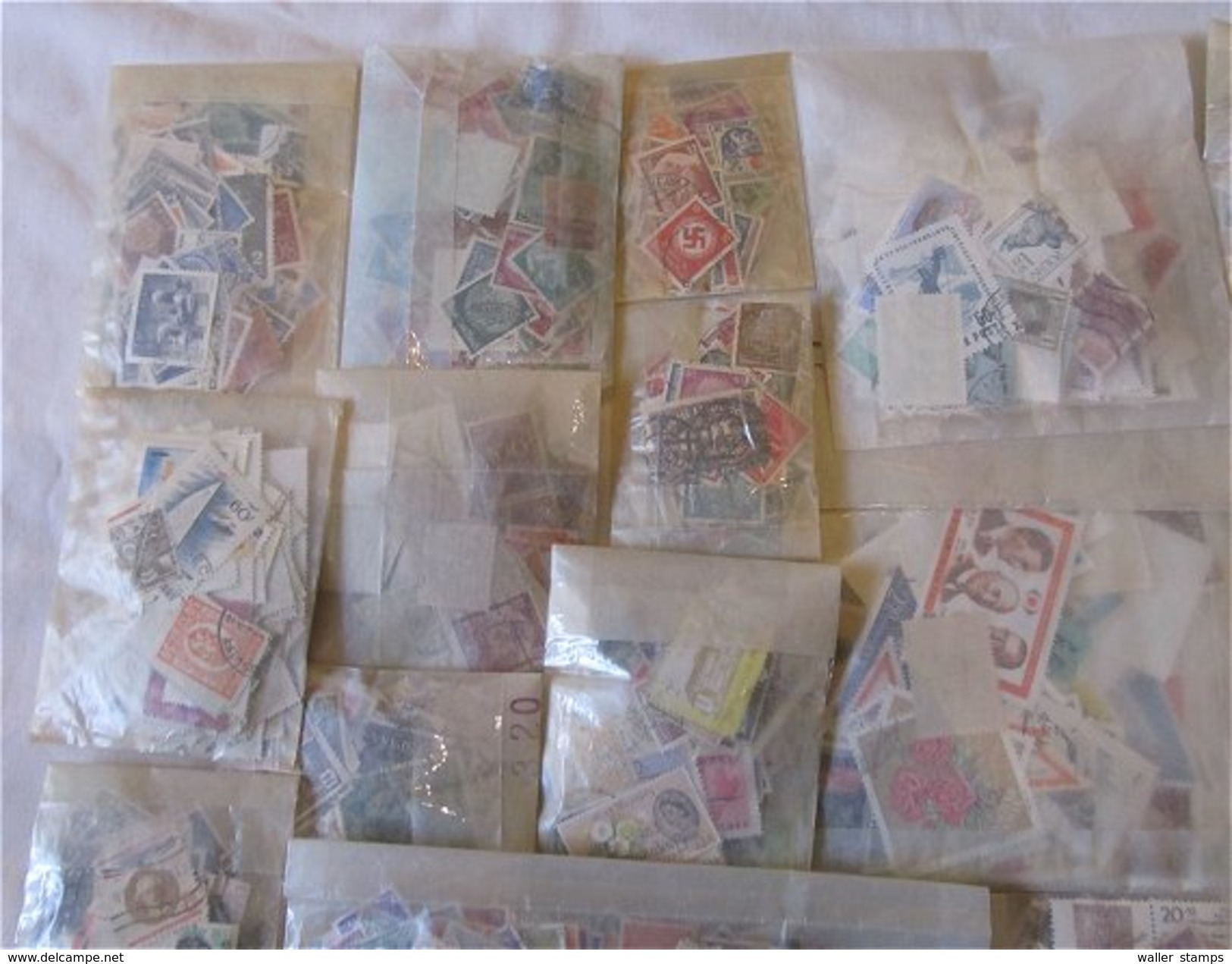 47 Parchment Bags With Mixed World Stamps - Vrac (min 1000 Timbres)