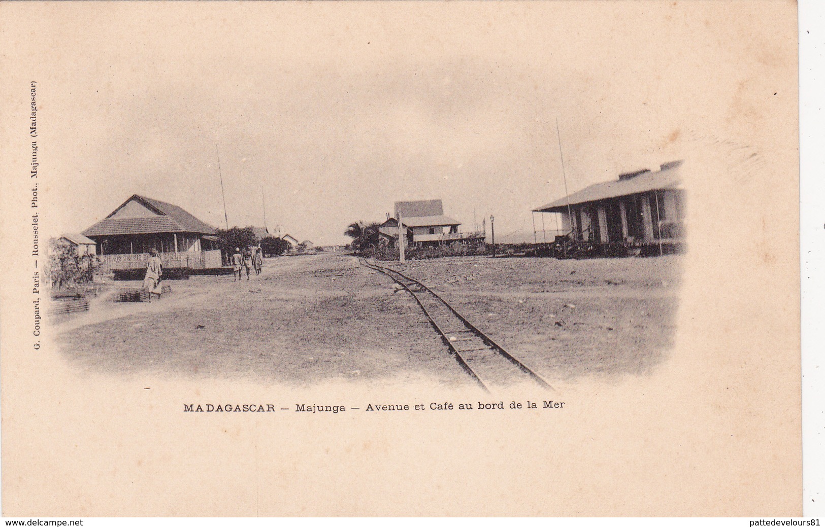 CPA AFRIQUE MADAGASCAR Majunga Avenue Et Café Au Bord De La Mer Précurseur - Madagascar