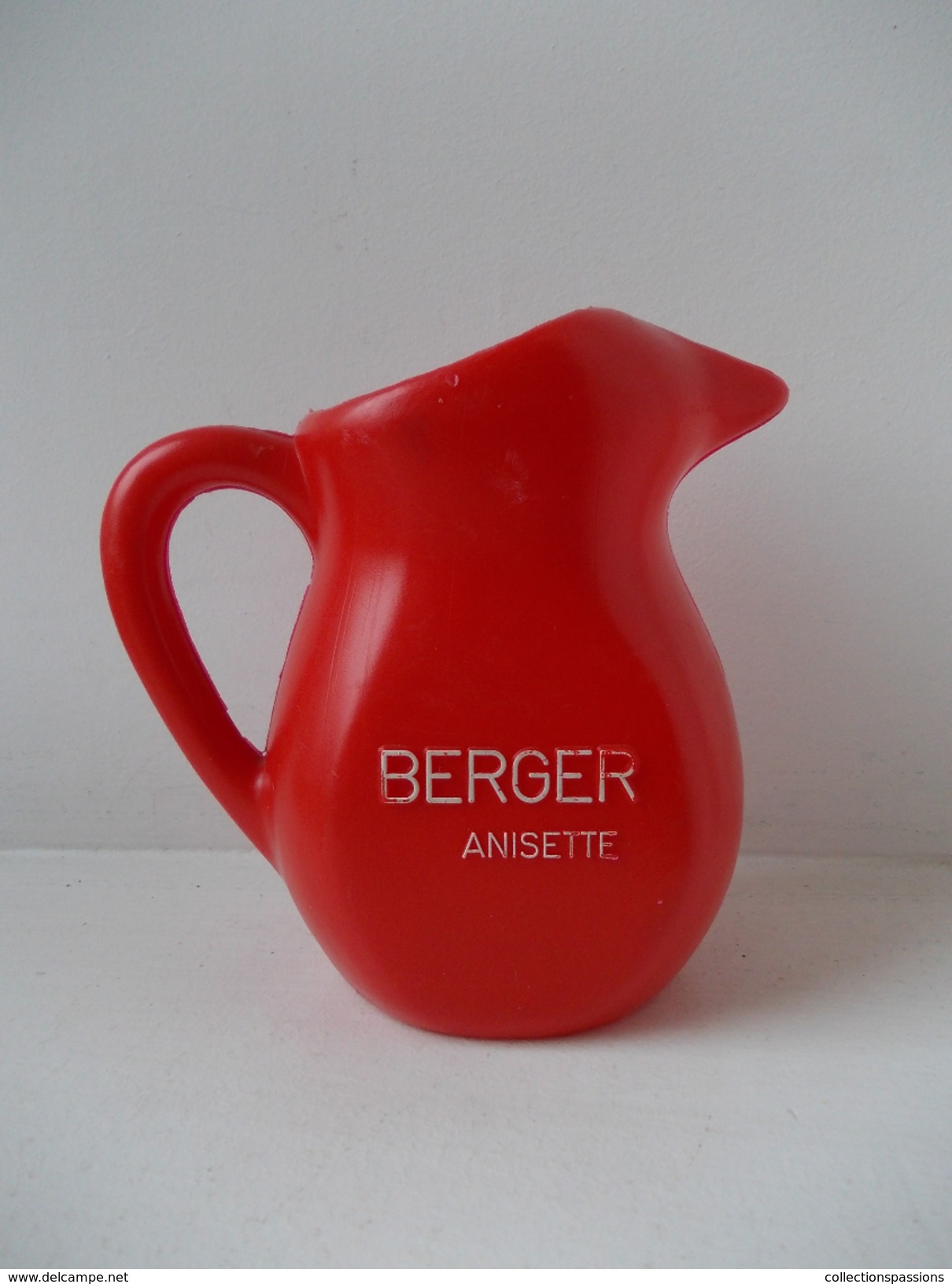 - Carafe. Pichet En Plastique. Berger Anisette. Rouge - - Karaffen