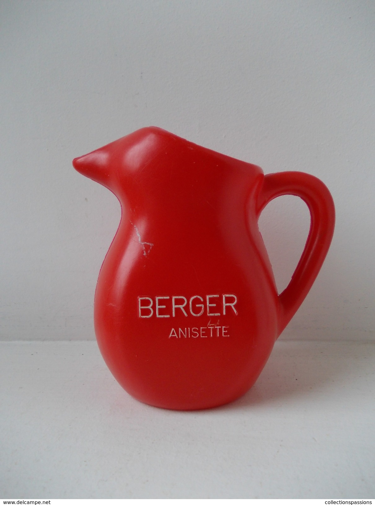 - Carafe. Pichet En Plastique. Berger Anisette. Rouge - - Karaf