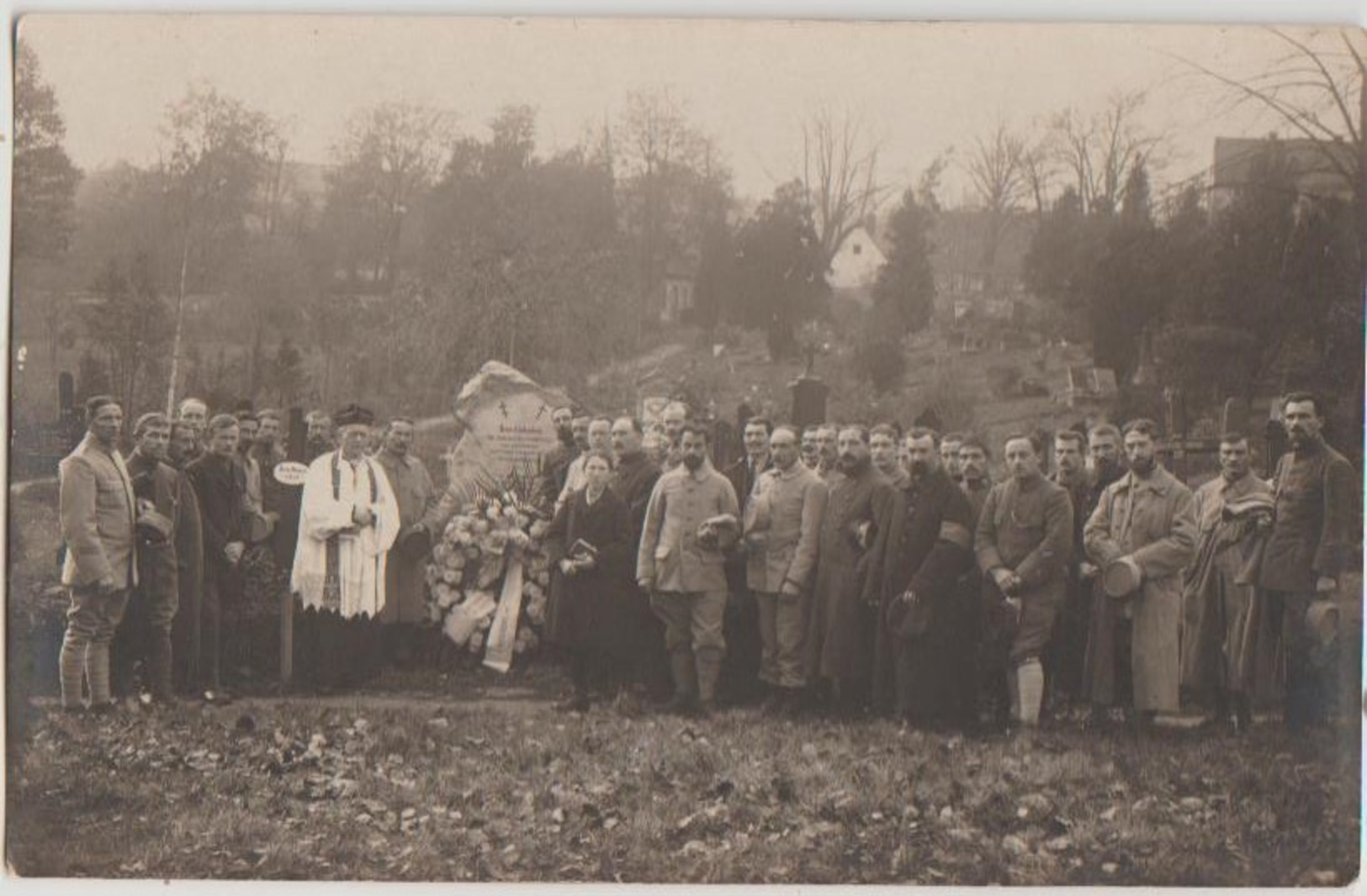 CPA PHOTO GUERRE 1914 1918 KÖNIGSBRÜCK Saxe Camp De Prisonniers Soldats Militaire Français Cimetière Gerbe Curé Tampon - Oorlog 1914-18