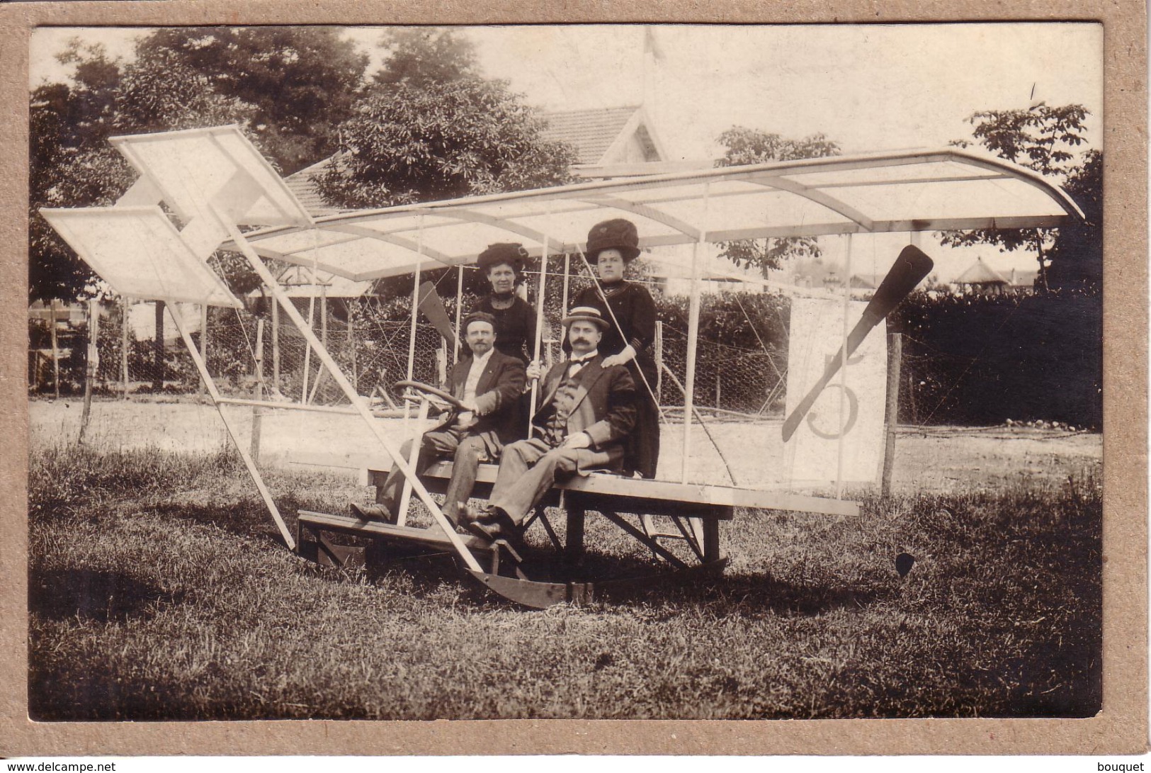 PHOTOGRAPHIE - AVIATION , AVION FACTICE ?? - CARTE PHOTO - 2 COUPLES HOMME ET FEMME SUR UN AVION AU SOL - Photographs