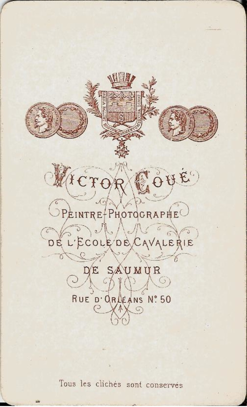 CDV -  PHOTOGRAPHE VICTOR COUE - ECOLE DE CAVALERIE DE SAUMUR - MILITAIRE AVEC CRAVACHE - BOTTES -  DATEE 1880 - Anciennes (Av. 1900)