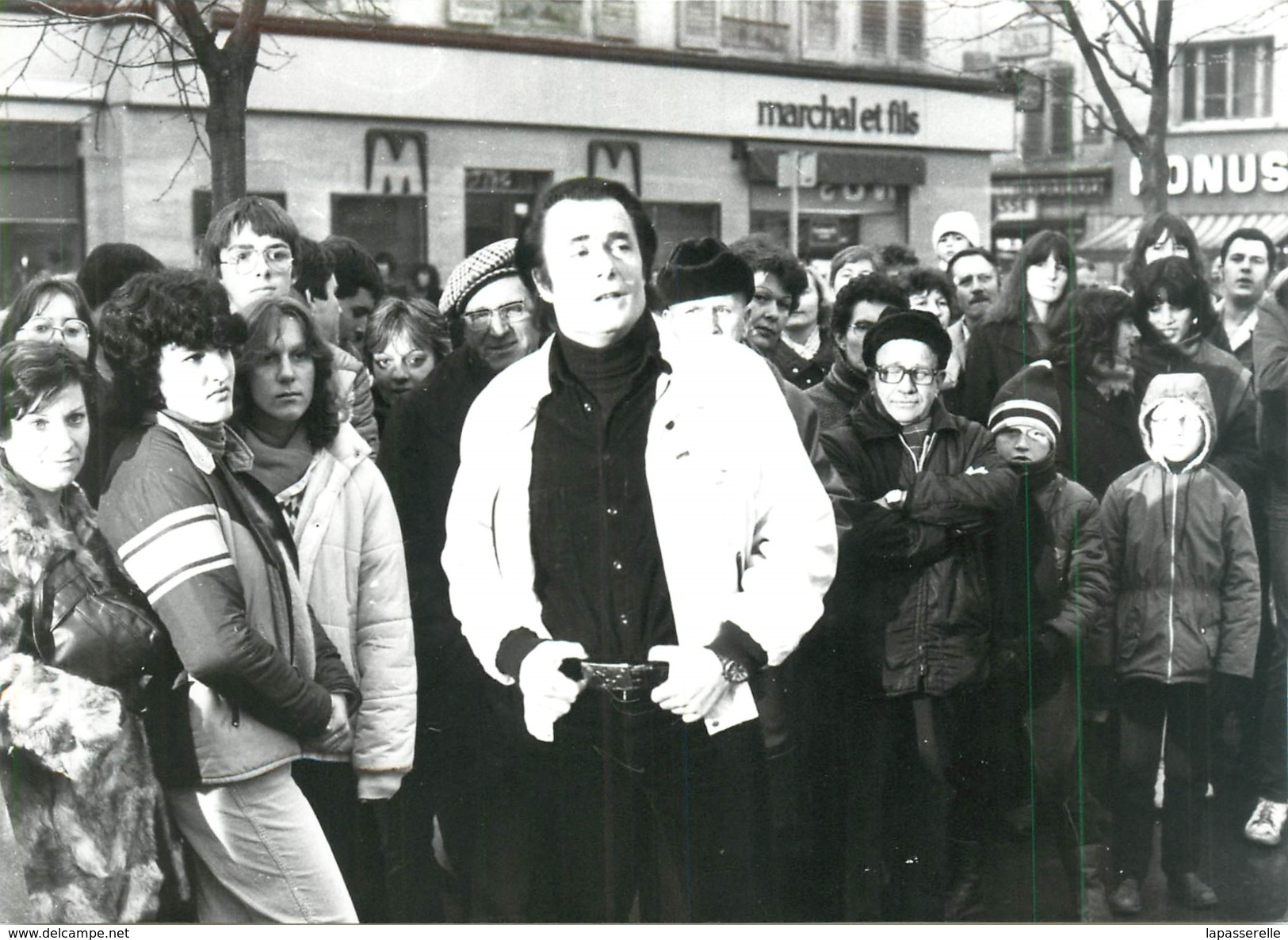 Photo (retirage Années 70 ?)  Alain Barrière Dans Une Rue Dans La Foule - Célébrités