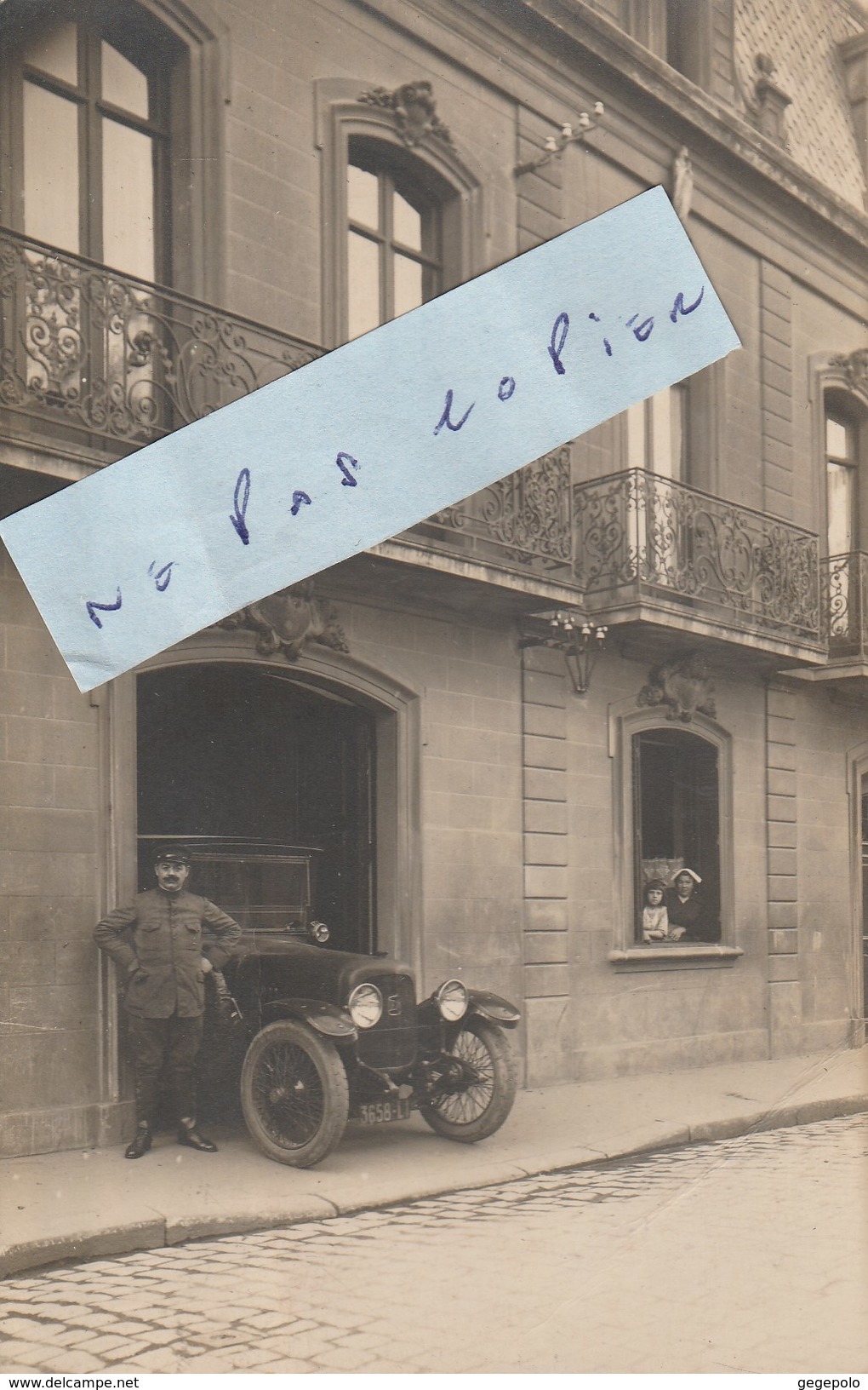 MANTES La JOLIE - Une Belle Automobile Ancienne Et Son Chauffeur      ( Carte Photo ) - Mantes La Jolie