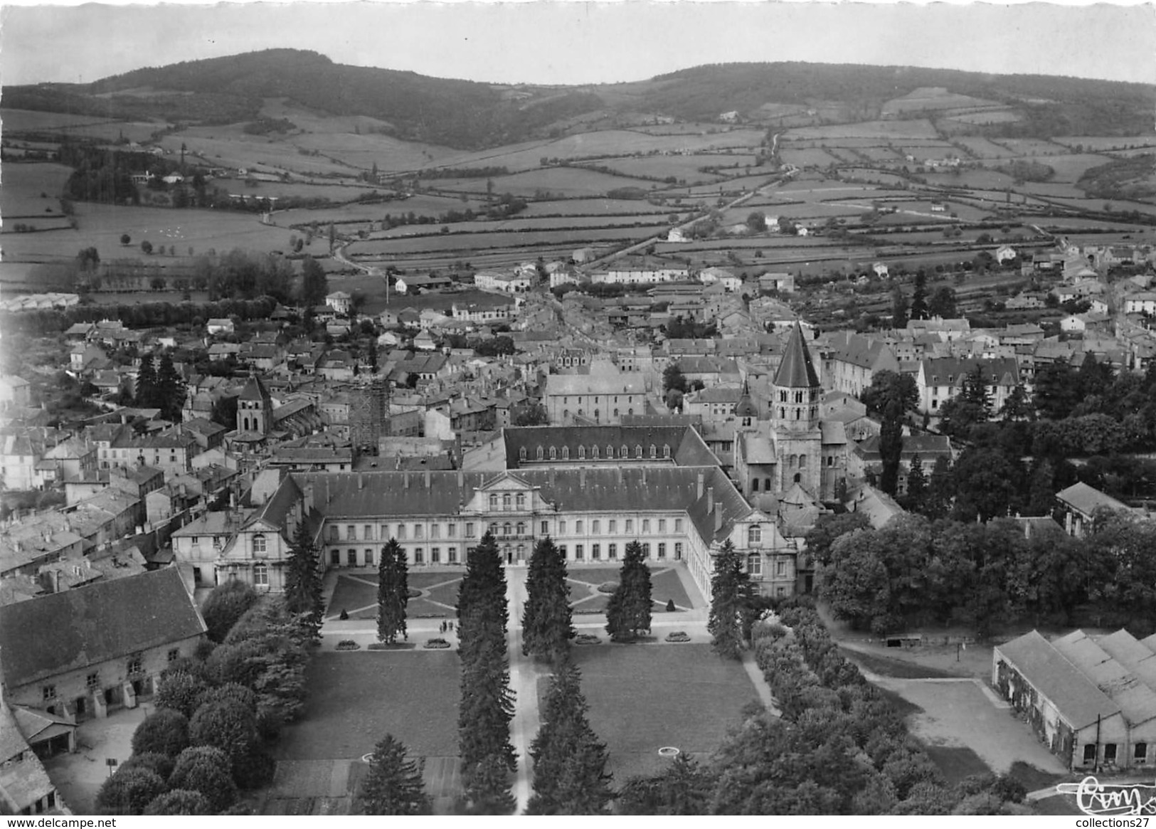 71-CLUNY- VUE AERIENNE SUR L'ABBAYE - ECOLES DES ARTS- AU FOND LA MONTEE DU LOUP - Cluny