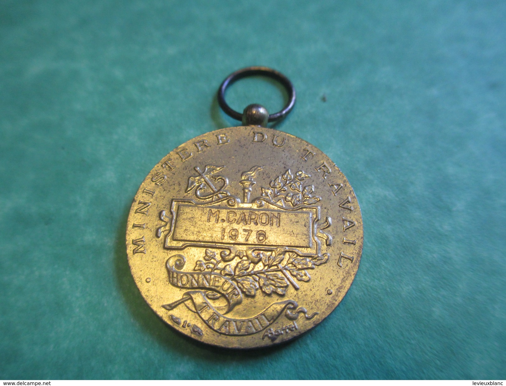 Médaille Du Travail/France/Or/Ministère Du Travail/Sans Ruban/Attribuée/M CARON / Honneur Travail/ 1976   MED100 - France