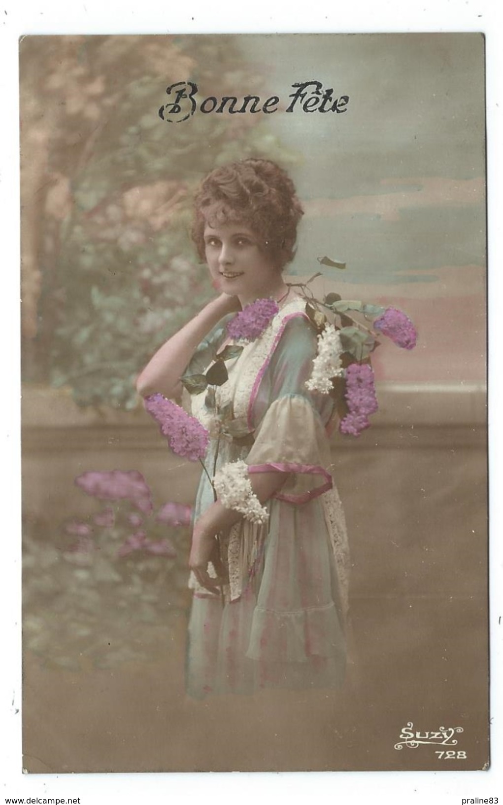 CPA Fantaisie - BONNE FETE - Jeune Femme Au Bouquet De Lilas - Frauen