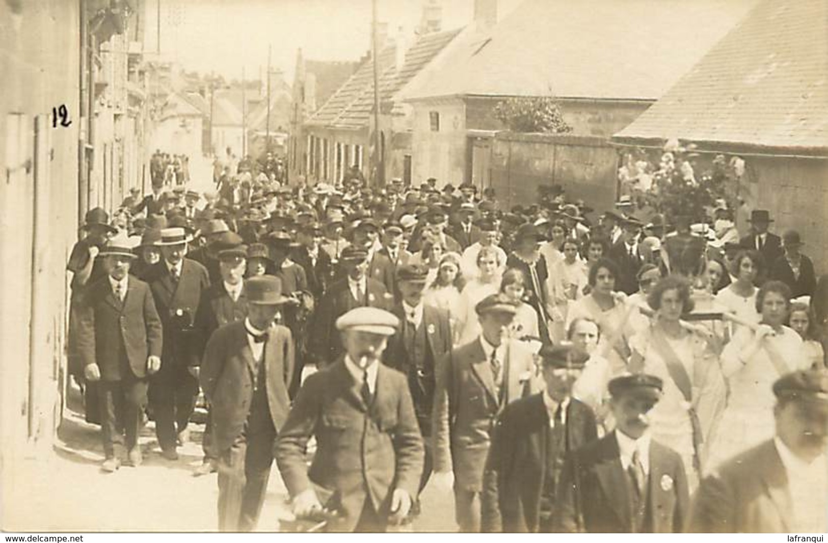 Ref T127- Carte Photo - Attichy - Oise - Ceremonie Religieuse - Defilé Religieux  - Carte Photo Bon Etat  - - Attichy