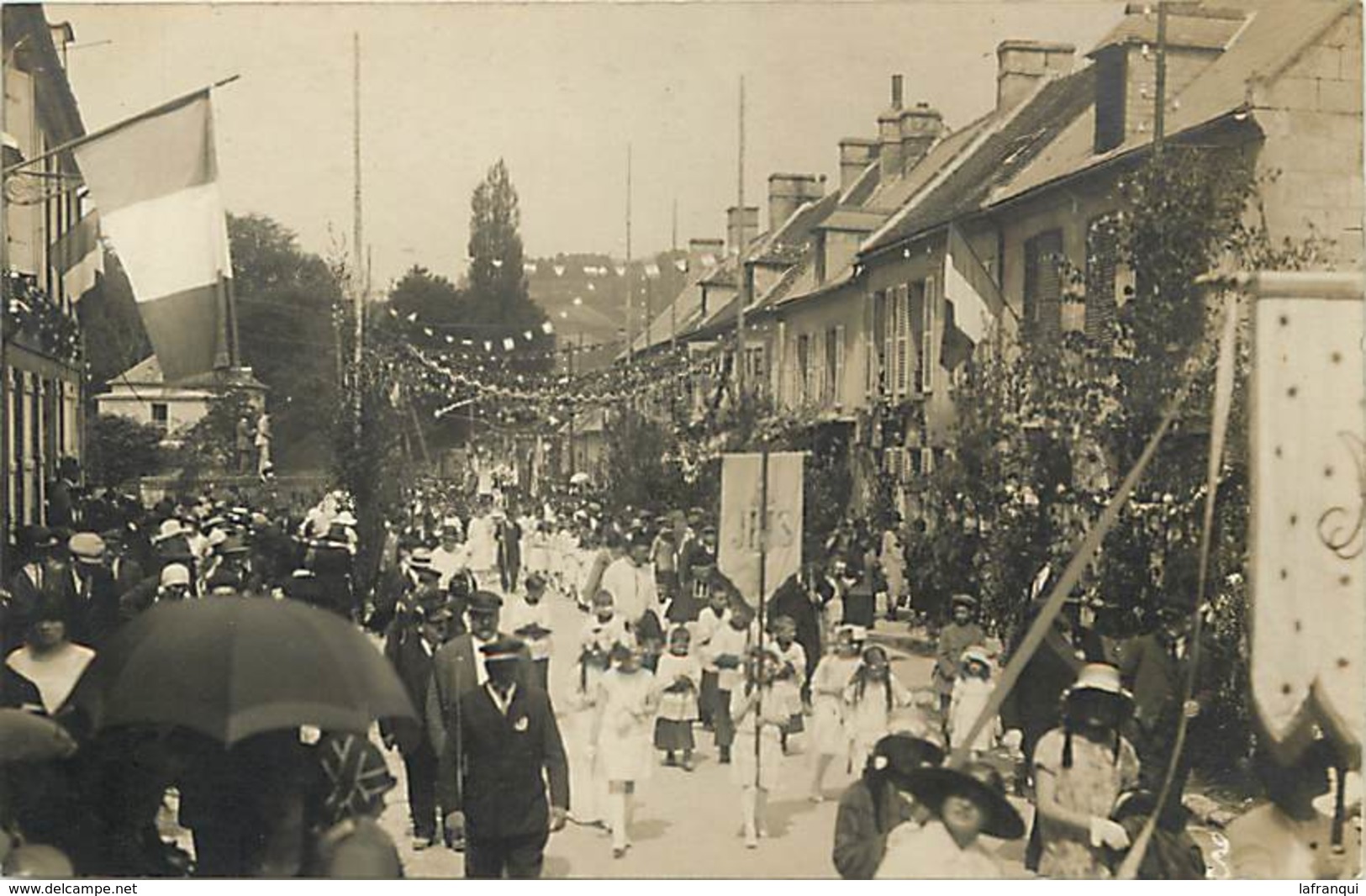 Ref T126- Carte Photo - Attichy - Oise - Ceremonie Religieuse - Defilé Religieux  - Carte Photo Bon Etat  - - Attichy