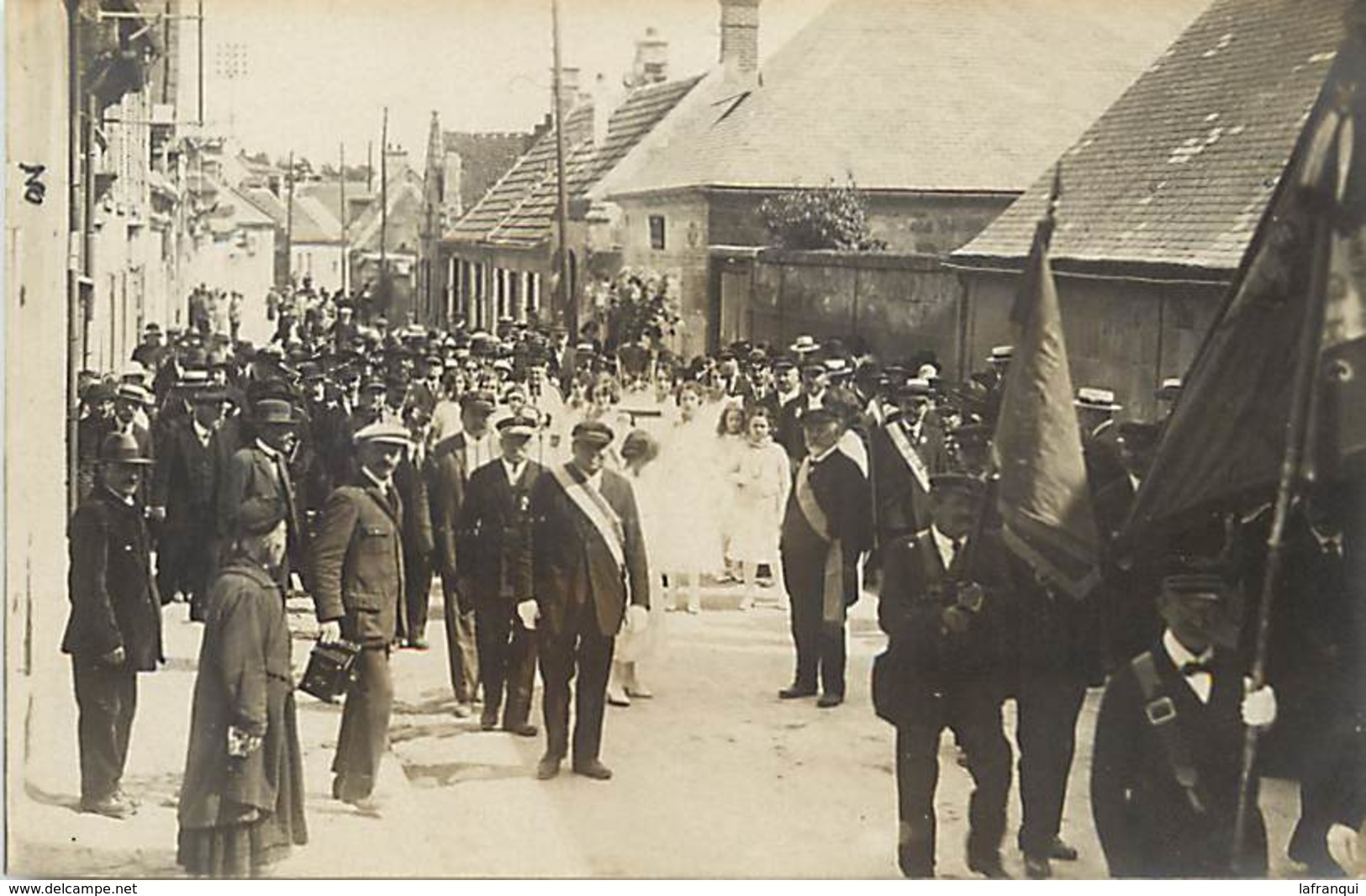 Ref T124- Carte Photo - Attichy - Oise - Ceremonie Religieuse - Defilé Religieux  - Carte Photo Bon Etat  - - Attichy