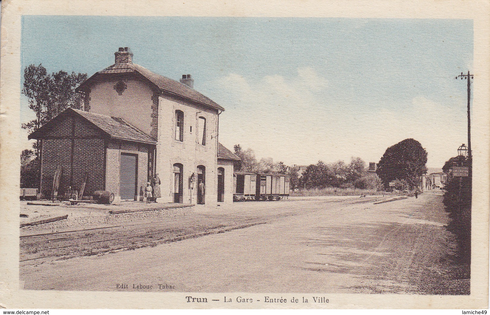Orne - TRUN - La Gare - Entrée De La Ville  Colorisée Circulée Timbrée Taxée ( Wagon Tonneau ) - Trun
