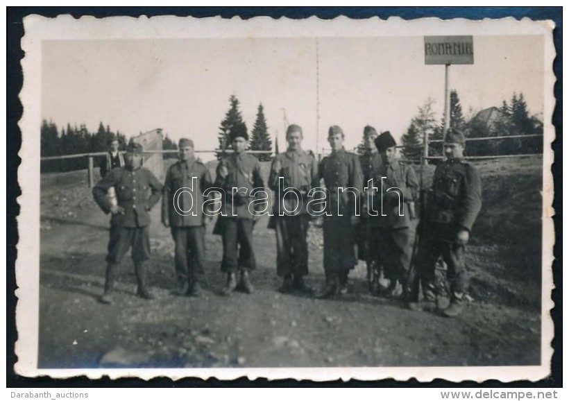 1940 Magyar Katon&aacute;k A Magyar-rom&aacute;n Hat&aacute;ron, H&aacute;toldalon Feliratozott Fot&oacute;, 6x9 Cm - Altri & Non Classificati