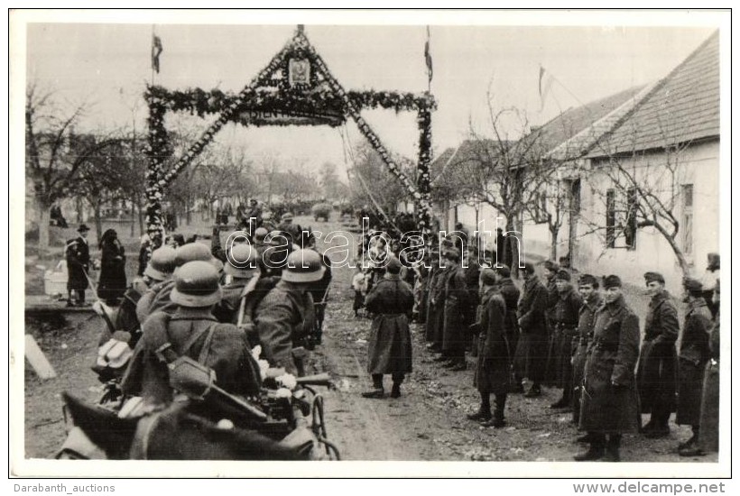 T2 1938 L&eacute;va, Levice; Bevonul&aacute;s, D&iacute;szkapu / Entry Of The Hungarian Troops, Decorated Gate,... - Non Classificati