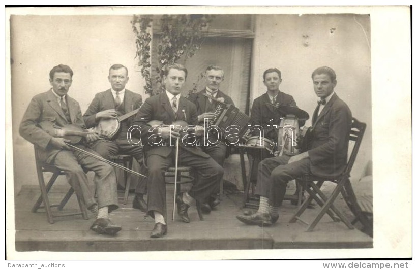 * T2 Vid&eacute;ki Cig&aacute;nyzenekar Csoportk&eacute;pe Egy Teraszon / Gypsy Band On The Terrace, Group Photo - Non Classificati