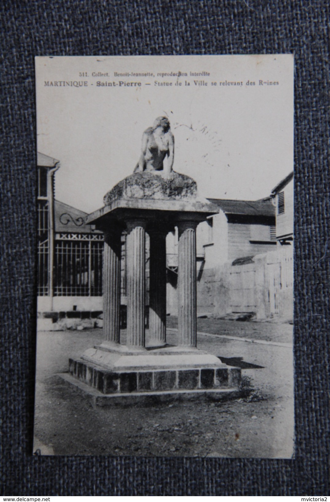 MARTINIQUE - ST PIERRE, Statue De La Ville Se Relevant Des Ruines. - Autres & Non Classés