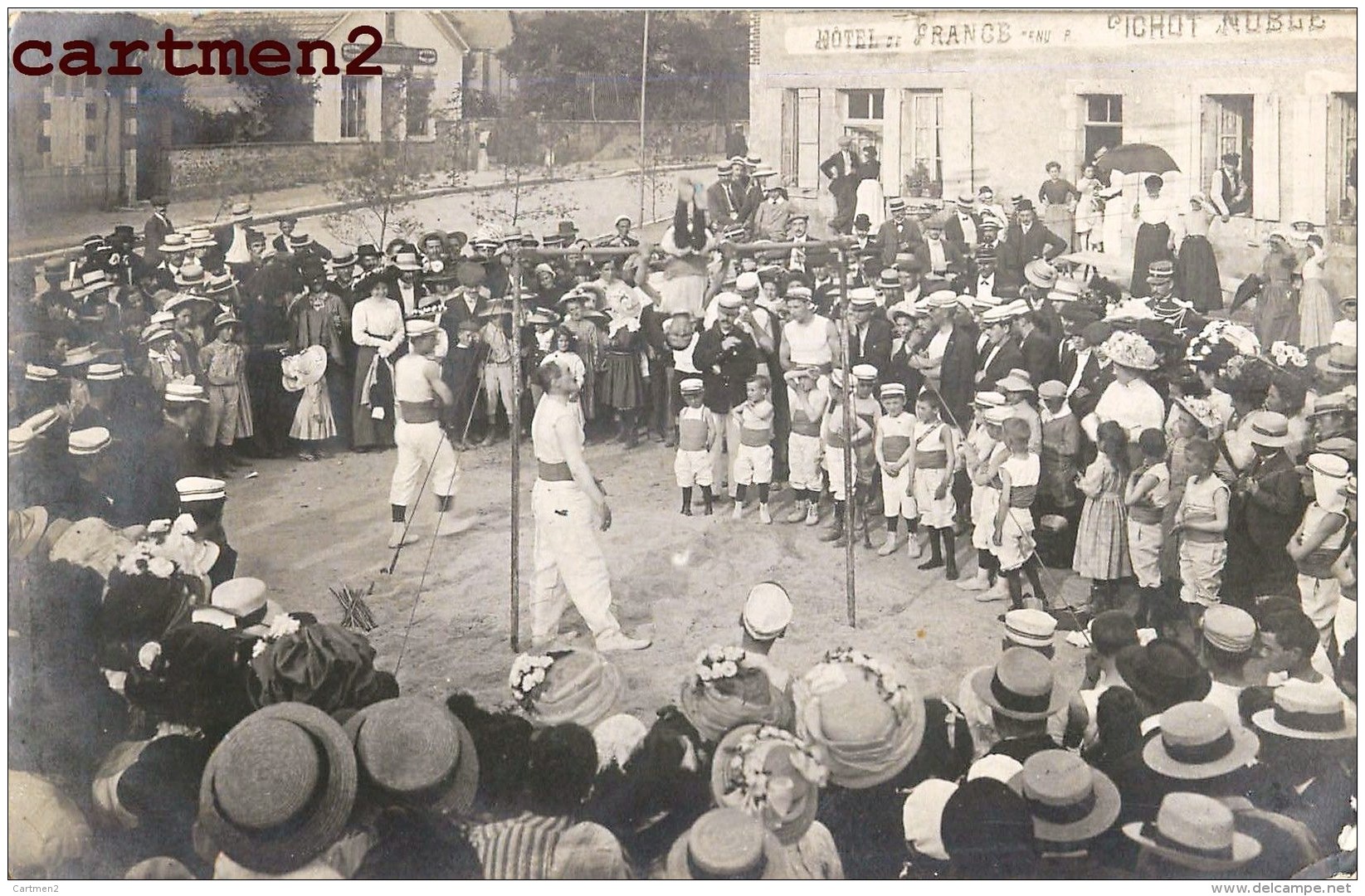 CARTE PHOTO : OUZOUER-SUR-LOIRE FETE SPECTACLE GYMNASTIQUE DEVANT L'HOTEL DE FRANCE 45 LOIRET - Ouzouer Sur Loire