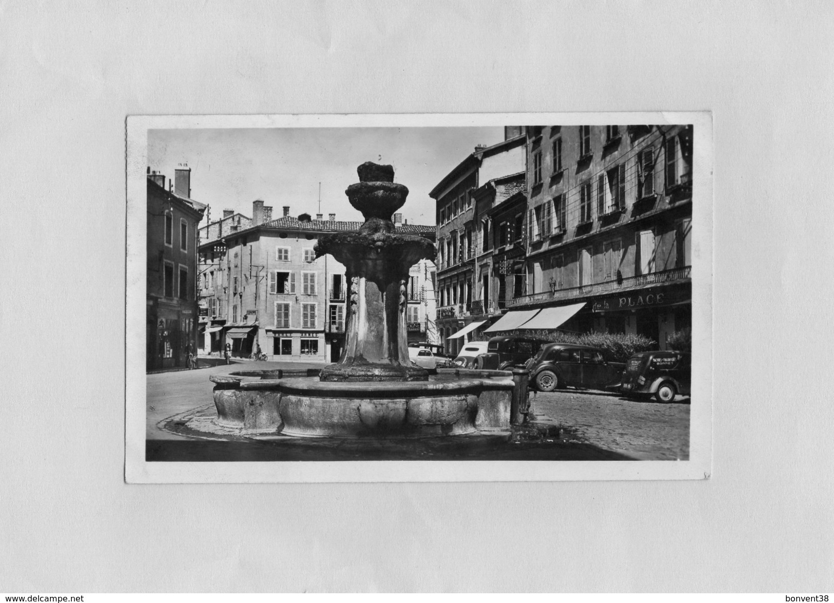 D1304 - BOURGOIN - 38 - La Place D'Armes - Bourgoin