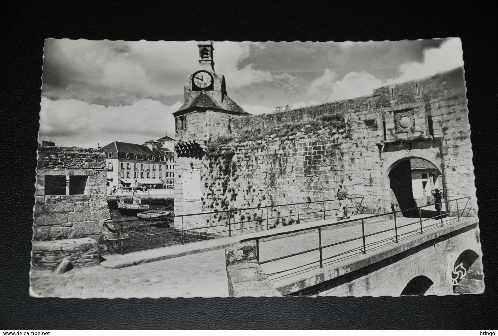 423- Concarneau, L'Entrée De La Ville Close Et Le Beffroi - Concarneau