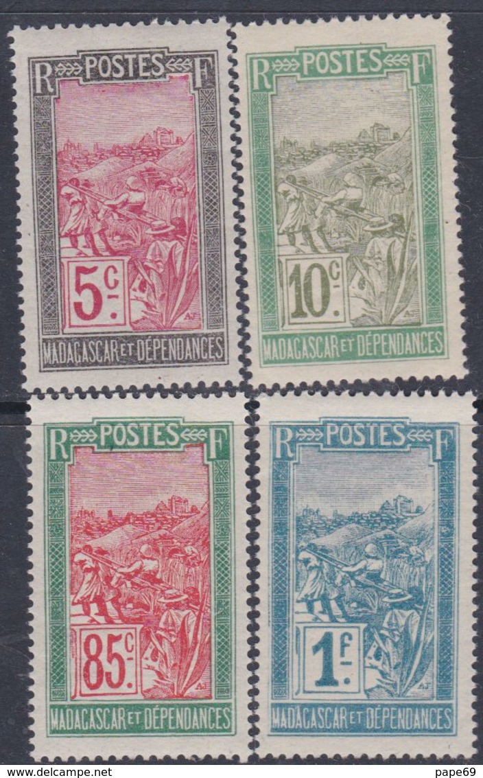 Madagascar N° 131 / 32 + 142 / 43 XX Transport En Filanzane : Partie De Série : Les 4 Valeurs Sans Charnière, TB - Unused Stamps