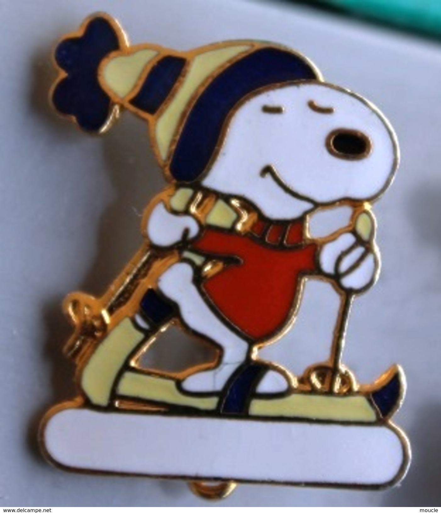 BADGES- SNOPPY SUR DES SKIS - BONNET - SPORTS D'HIVER - Beroemde Personen